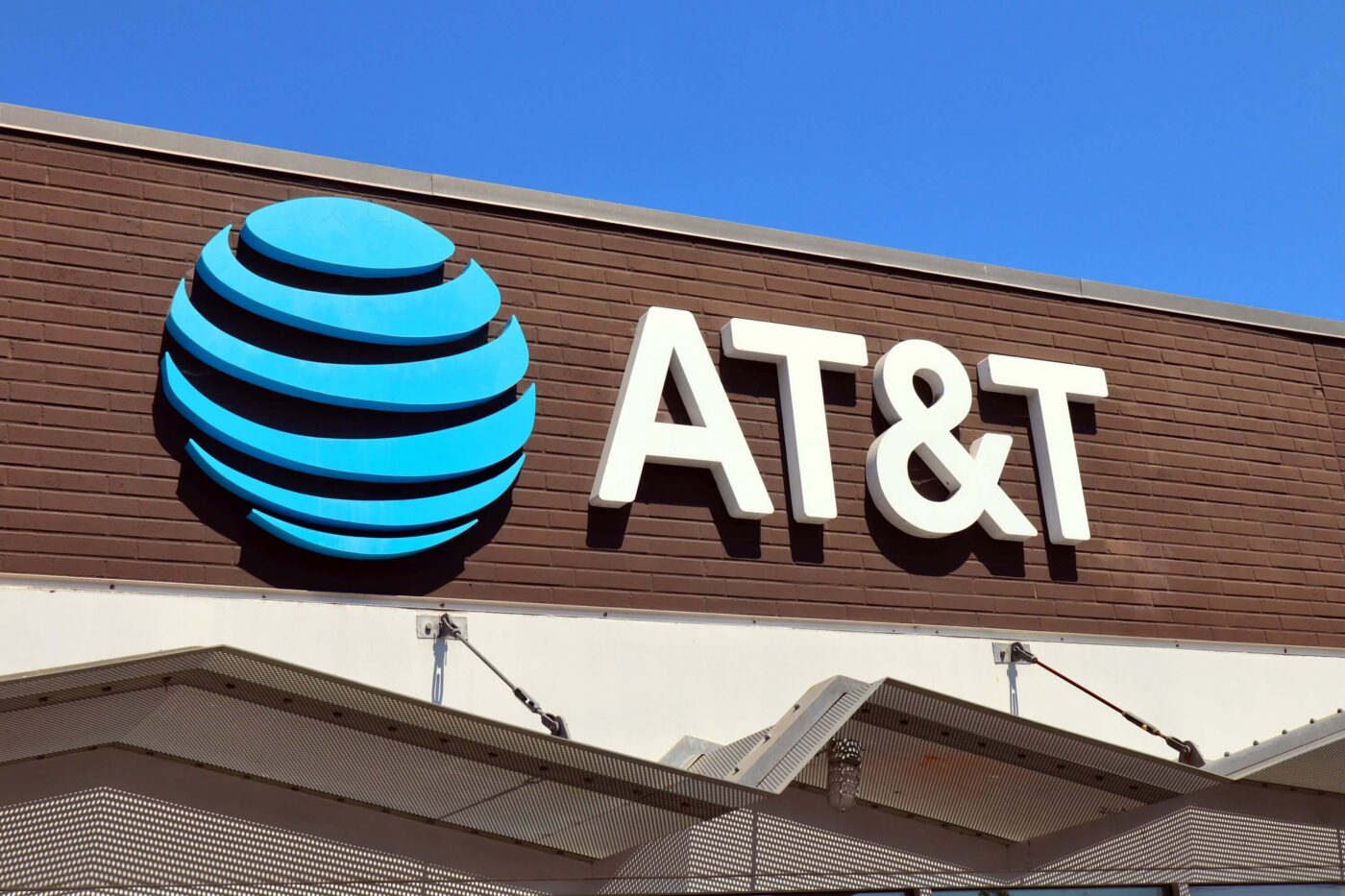 AT&T (T) Stock: Wireless Carrier Beats Q4 Earnings and Revenue Estimates