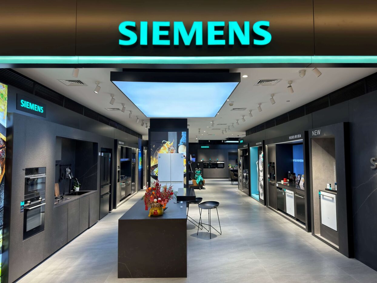 Siemens Stock Lifts 2026 Forecast as AI Data Center Orders Surge
