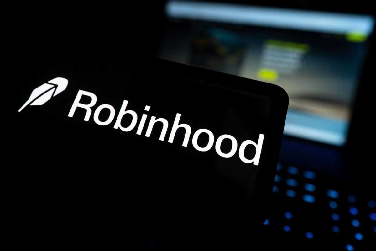 Robinhood (HOOD) Stock: Buy the Dip or Is Another Drop Coming?