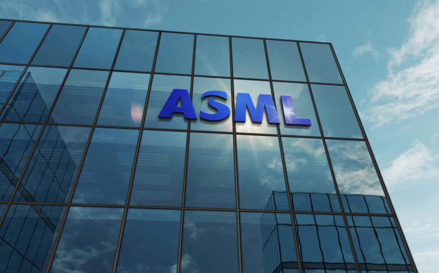 ASML Shares Surge 30% While Targeting AI Chip Packaging Frontier