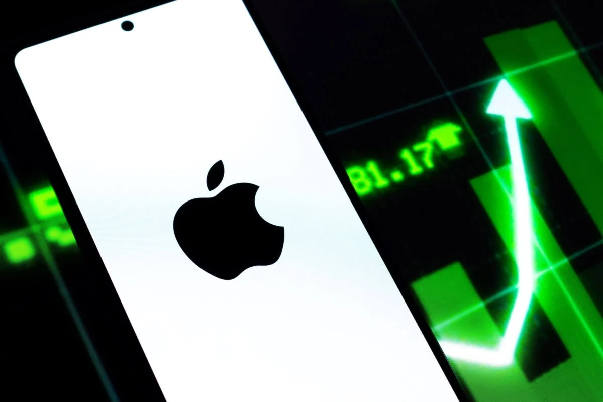 Apple (AAPL) Stock Holds Strong Despite CEO’s $16.5M Share Sale