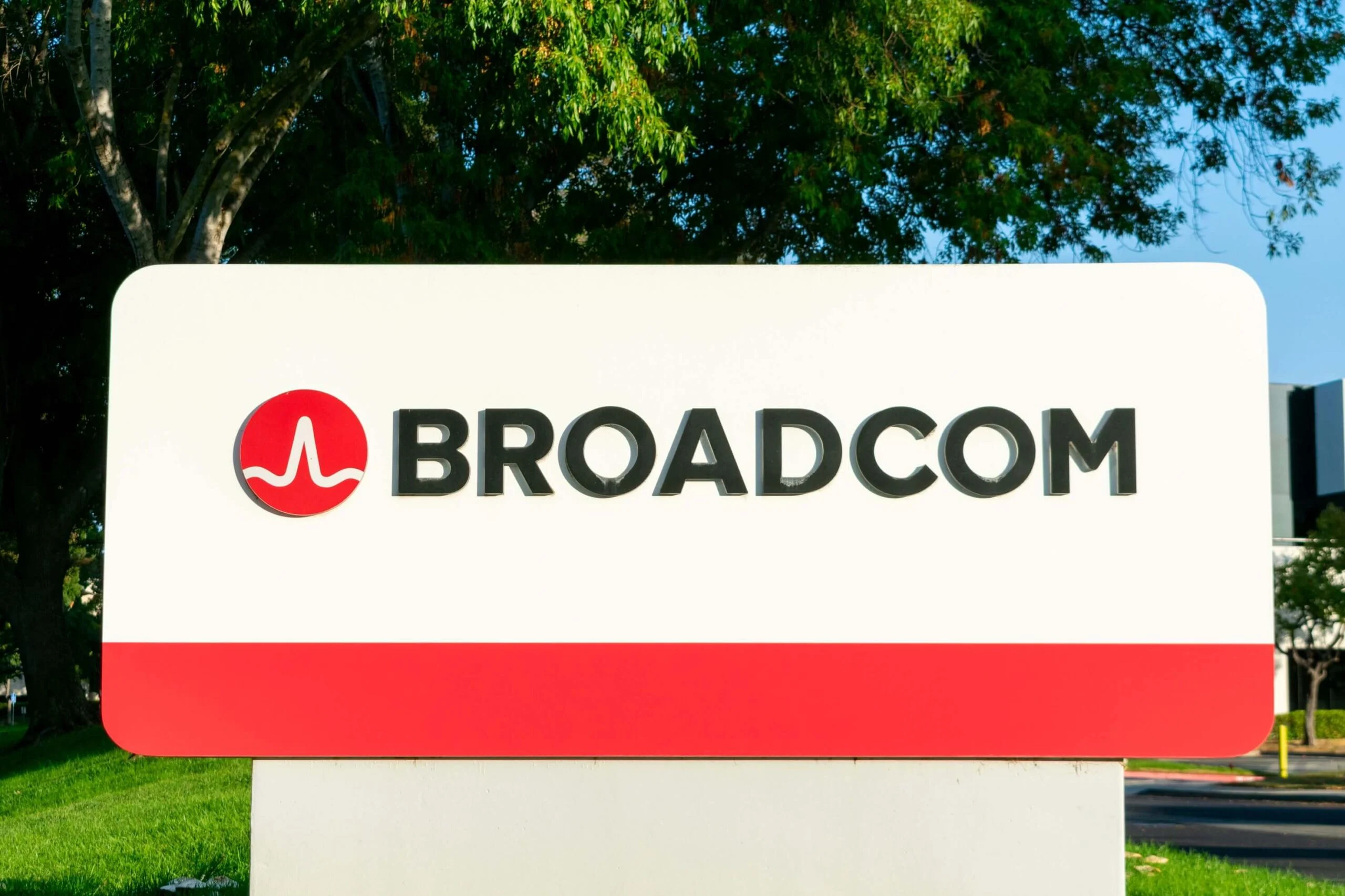 Broadcom (AVGO) Surges on Multi-Billion Dollar AI Chip Partnerships with Google and Anthropic
