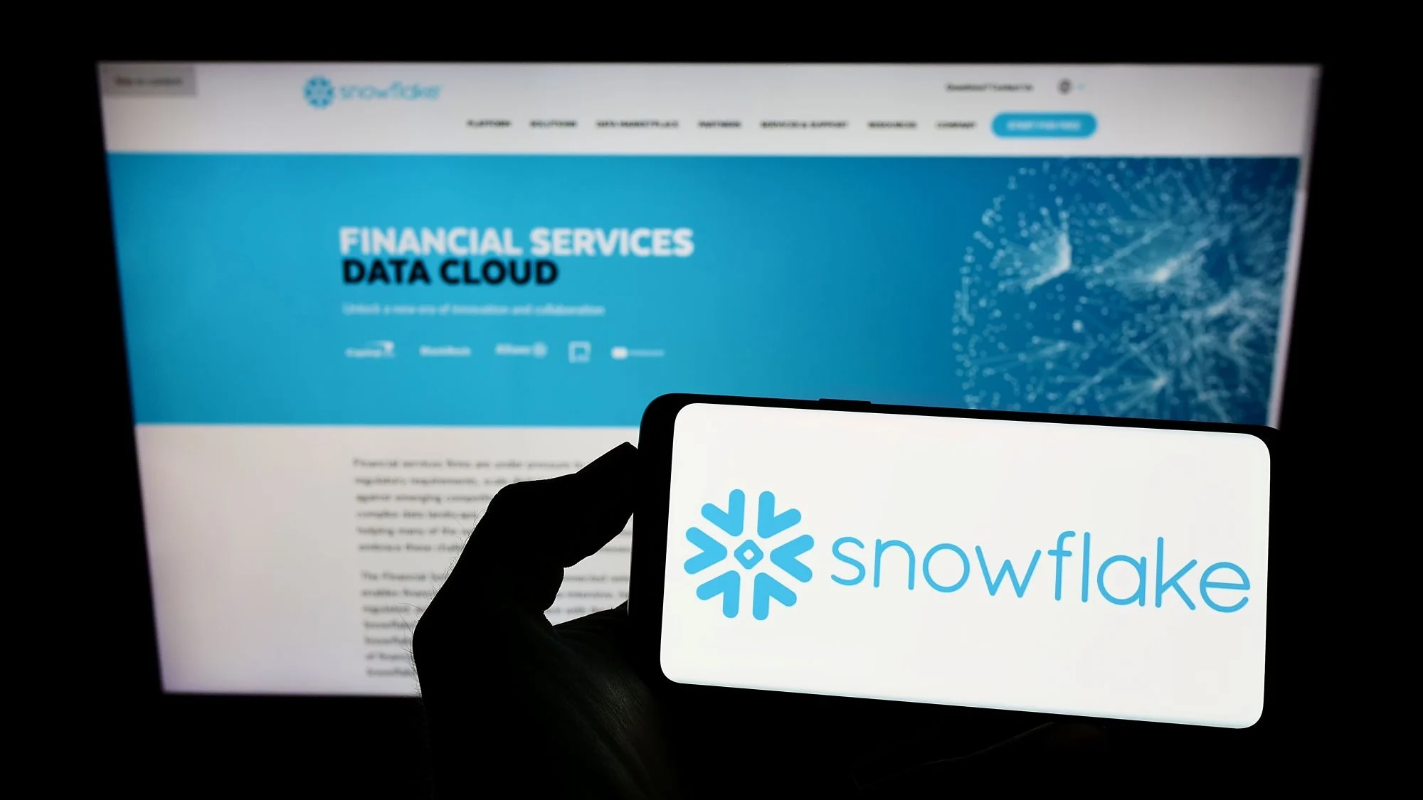 Snowflake (SNOW) Stock Plunges Nearly 12% Amid Legal Pressures and Sector-Wide AI Concerns