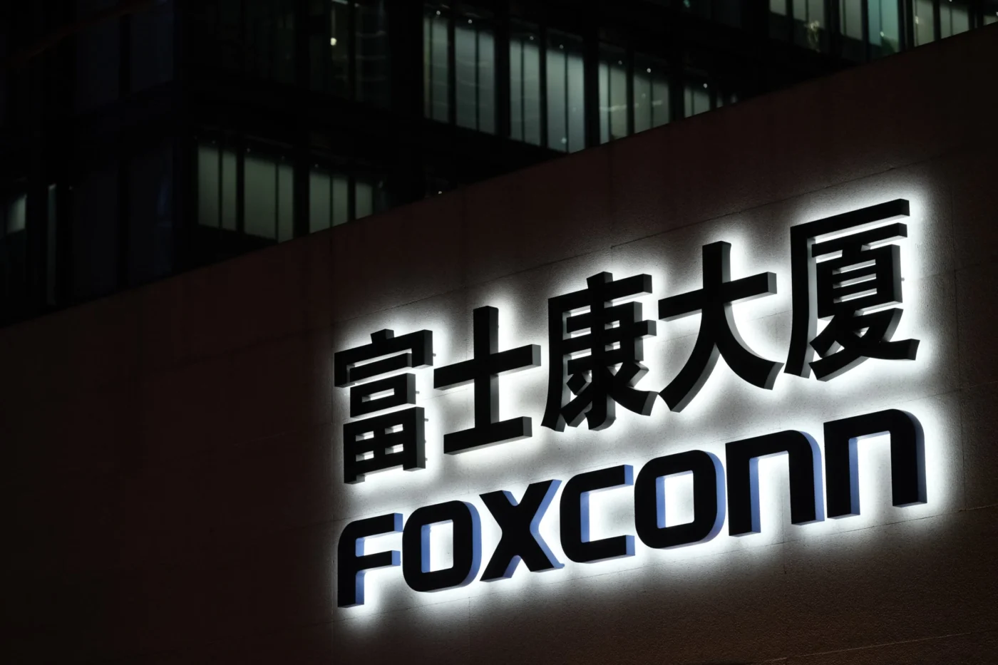 Foxconn (2354.TW) Q1 Revenue Surges 30% Amid AI Server Boom and iPhone Sales