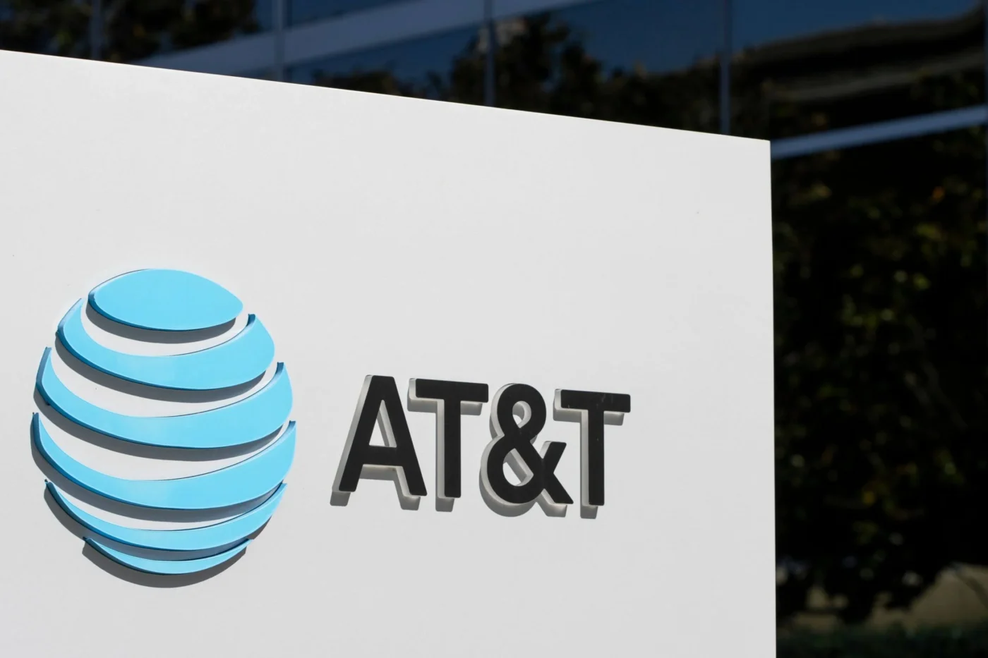 J.P. Morgan Retains AT&T (T) Stock as Top Pick Amid Fiber and 5G Expansion