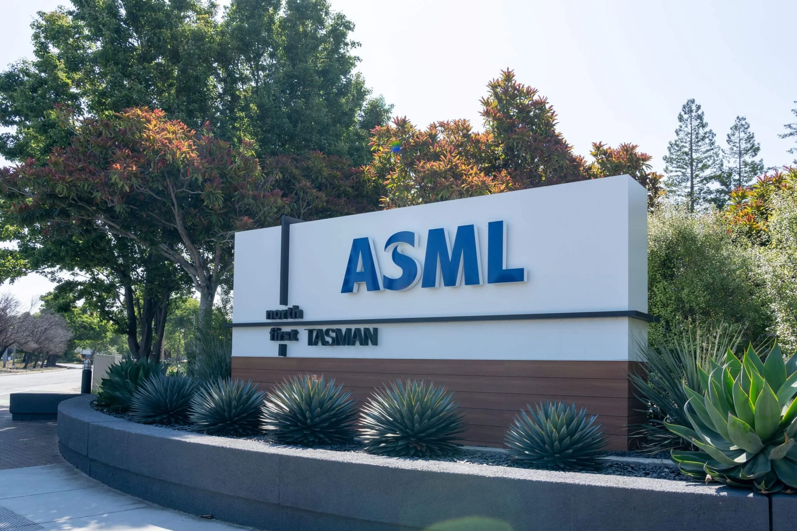 ASML (ASML) Stock Drops 2% Amid US Concerns Over Potential Chinese EUV Access