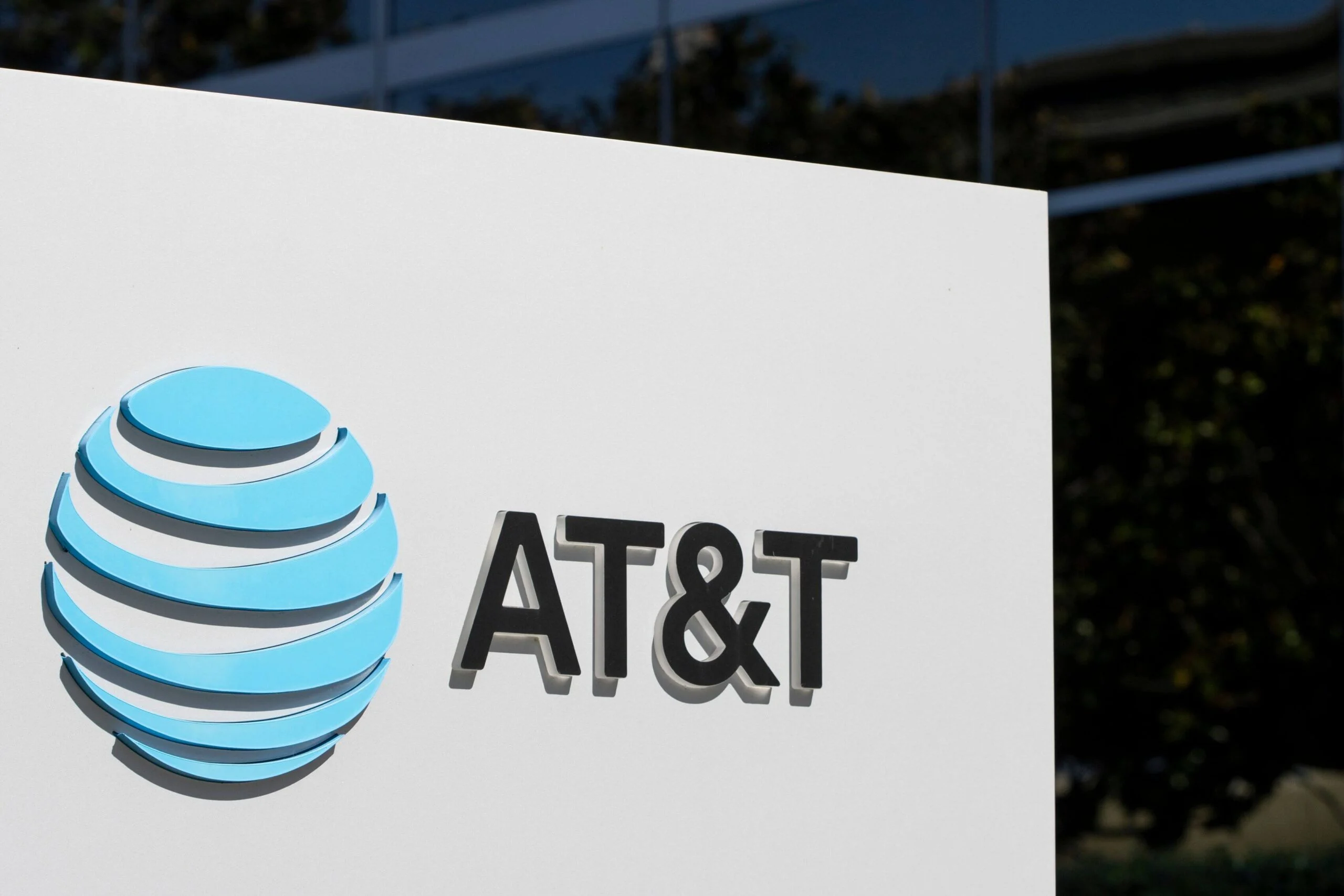 AT&T (T) Stock Plummets to Annual Low Amid SpaceX Starlink Mobile ...