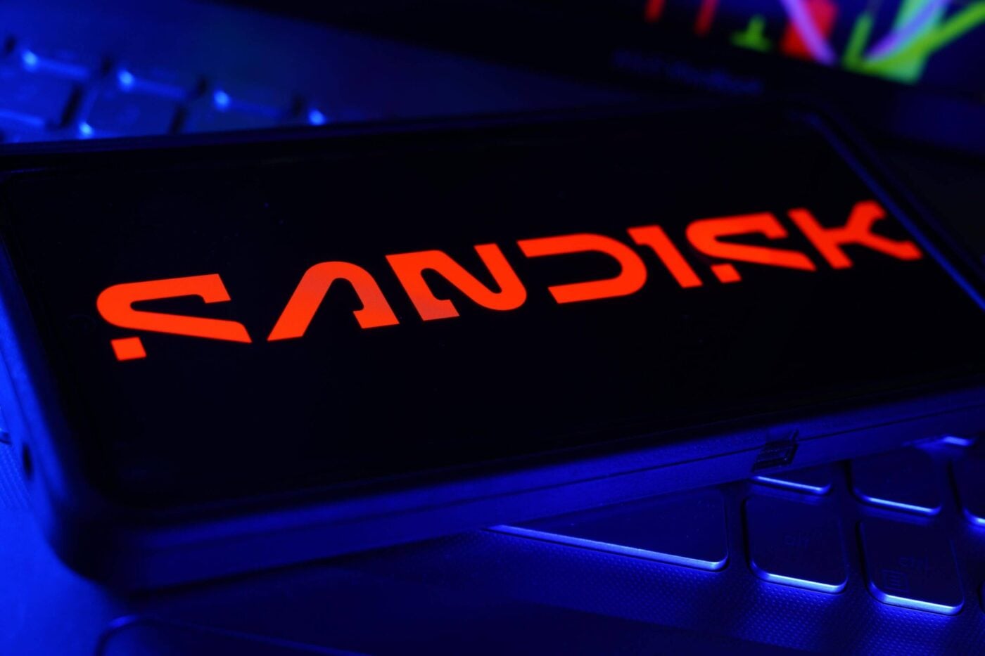 SanDisk (SNDK) Stock Drops 5% as Analysts Elevate Price Targets Amid Sector Turbulence