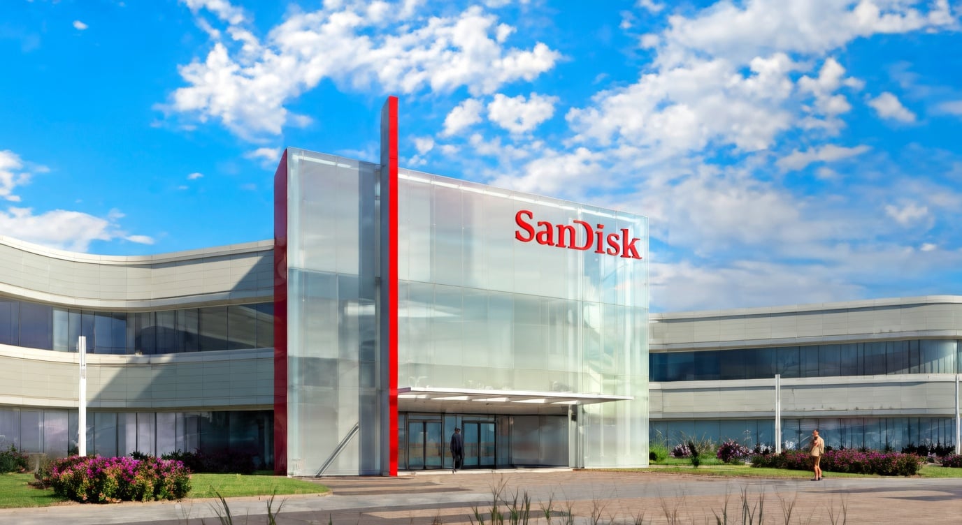 SanDisk (SNDK) Stock Plunges 20% Amid Tech Rout While Analysts Maintain Bullish Outlook