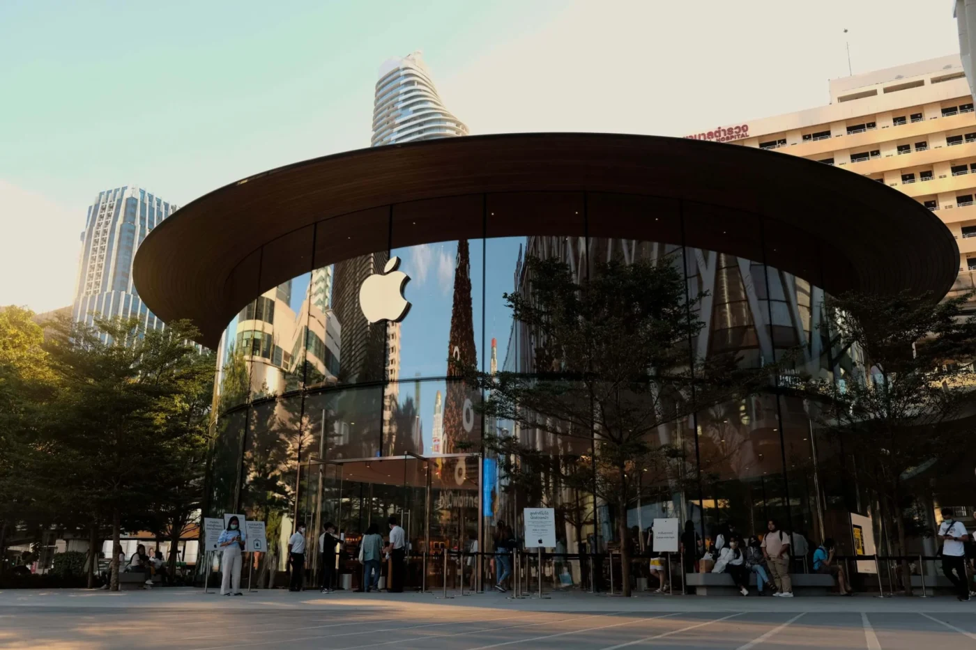 Apple (AAPL) Explores Partnership with Chinese Chipmaker CXMT Amid Cost Pressures