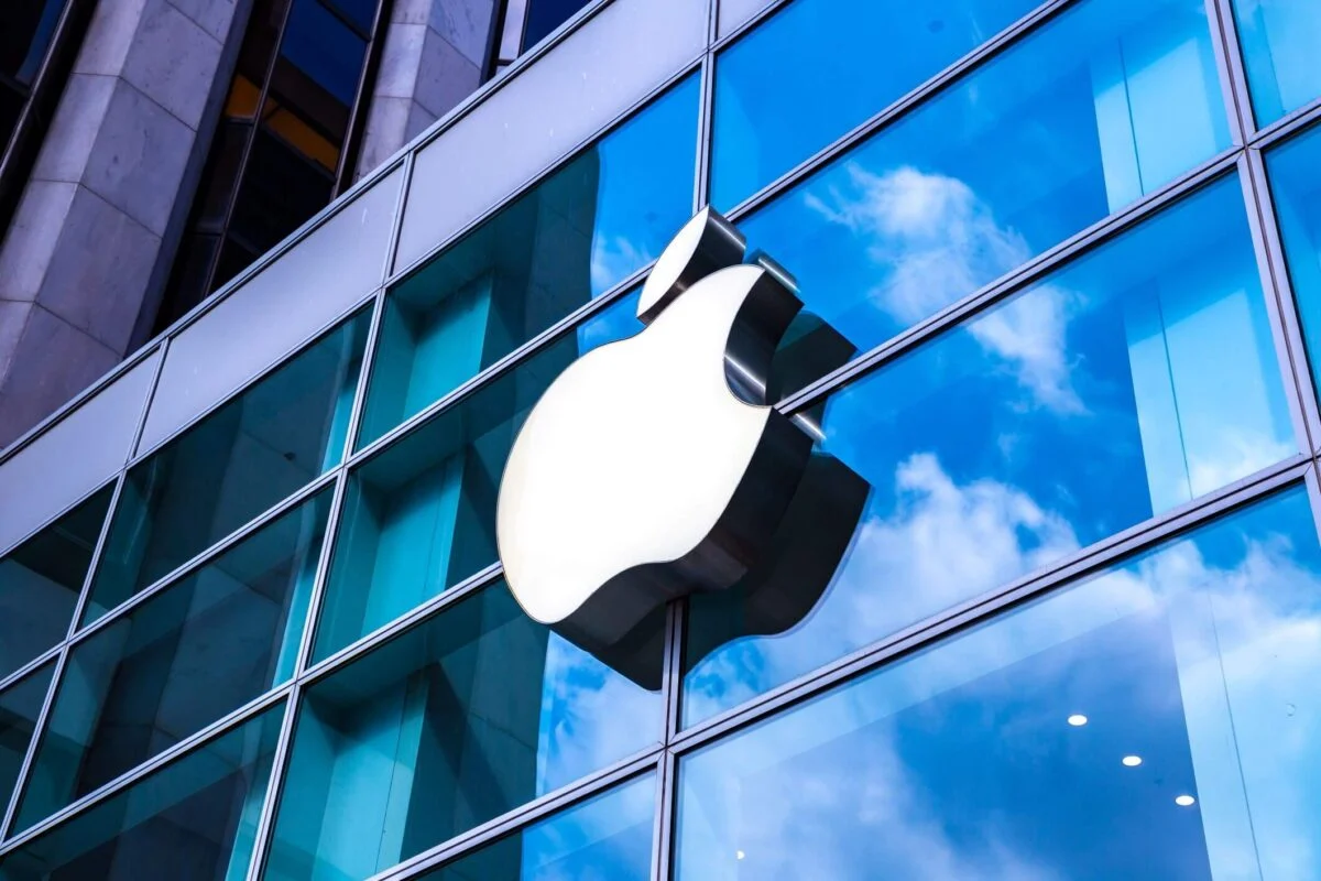Apple (AAPL) Stock: BofA Maintains Bullish Stance Amid CEO Leadership Transition