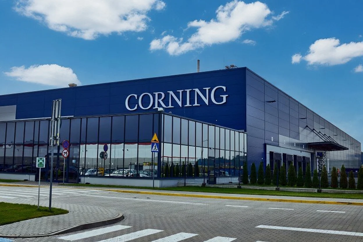 Corning Shares Drop 5% Following Extended Zayo Fiber Agreement Through 2030