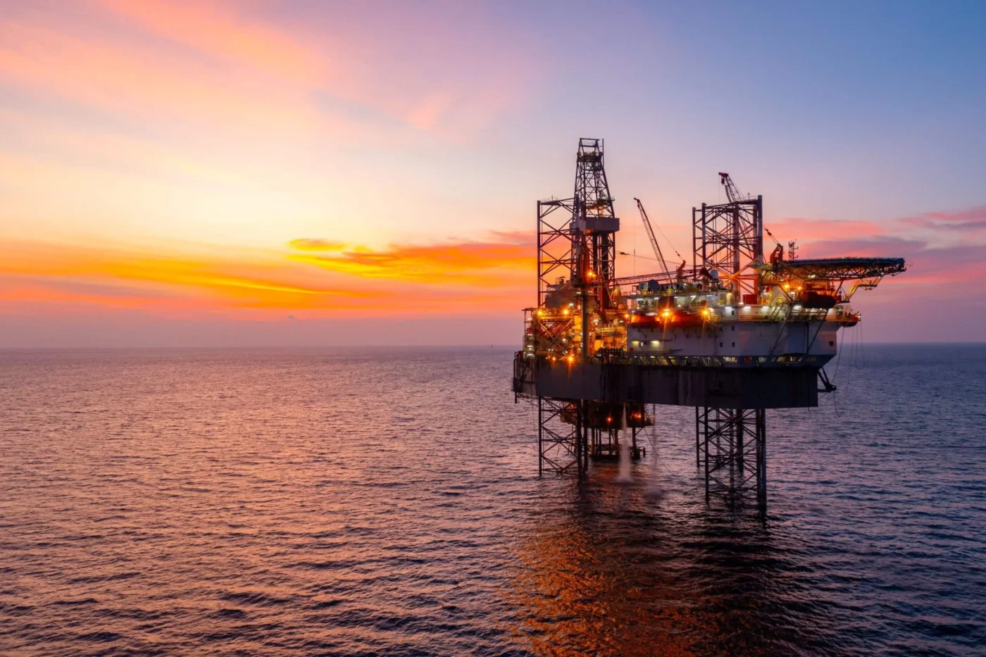 Crude Oil Gains Momentum Amid Hormuz Negotiations and Yemen-Linked Saudi Refinery Strike
