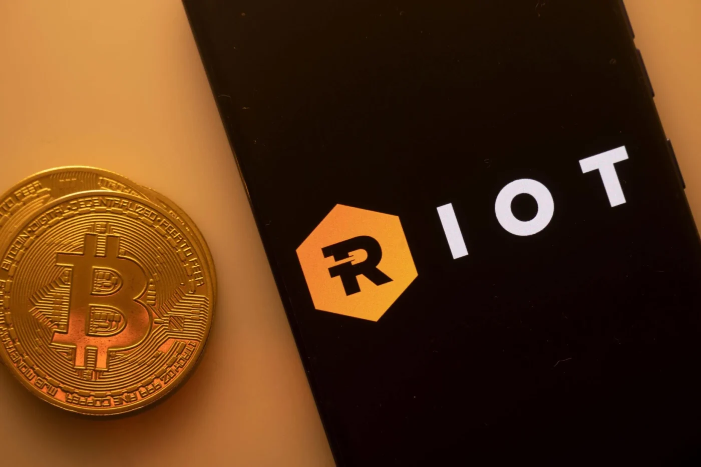 Riot Platforms (RIOT) Shares Soar 25% Following Massive Anthropic Data Center Partnership