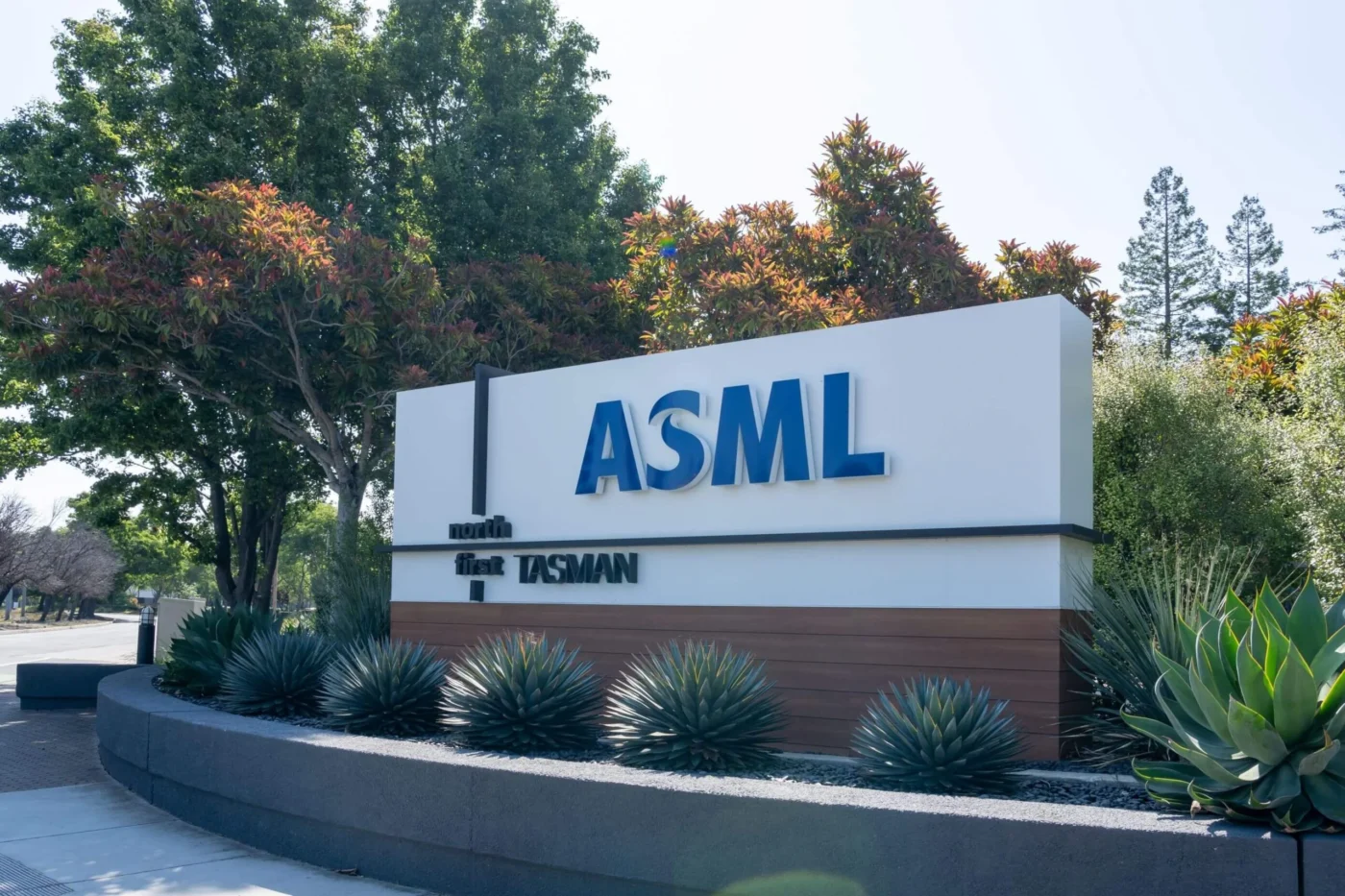 ASML (ASML) Stock: Bernstein Sets Ambitious $2,623 Price Target on AI Chip Demand