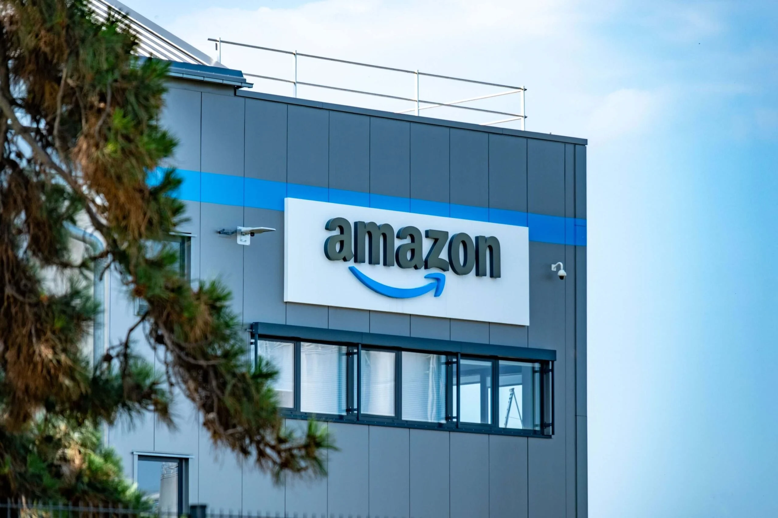 Amazon (AMZN) Stock: Moves Closer to Expanding Drone Deliveries Across the UK