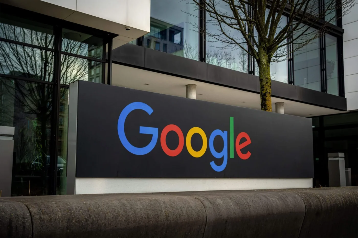Alphabet (GOOGL) Stock Climbs as Google Cloud Inks Major BNP Paribas Partnership
