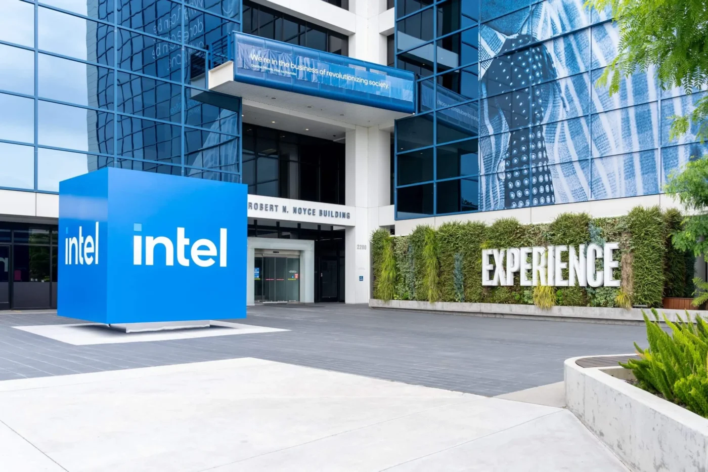 Intel (INTC) Stock Falls Below CEO’s $95 Purchase Price After Massive Equity Raise