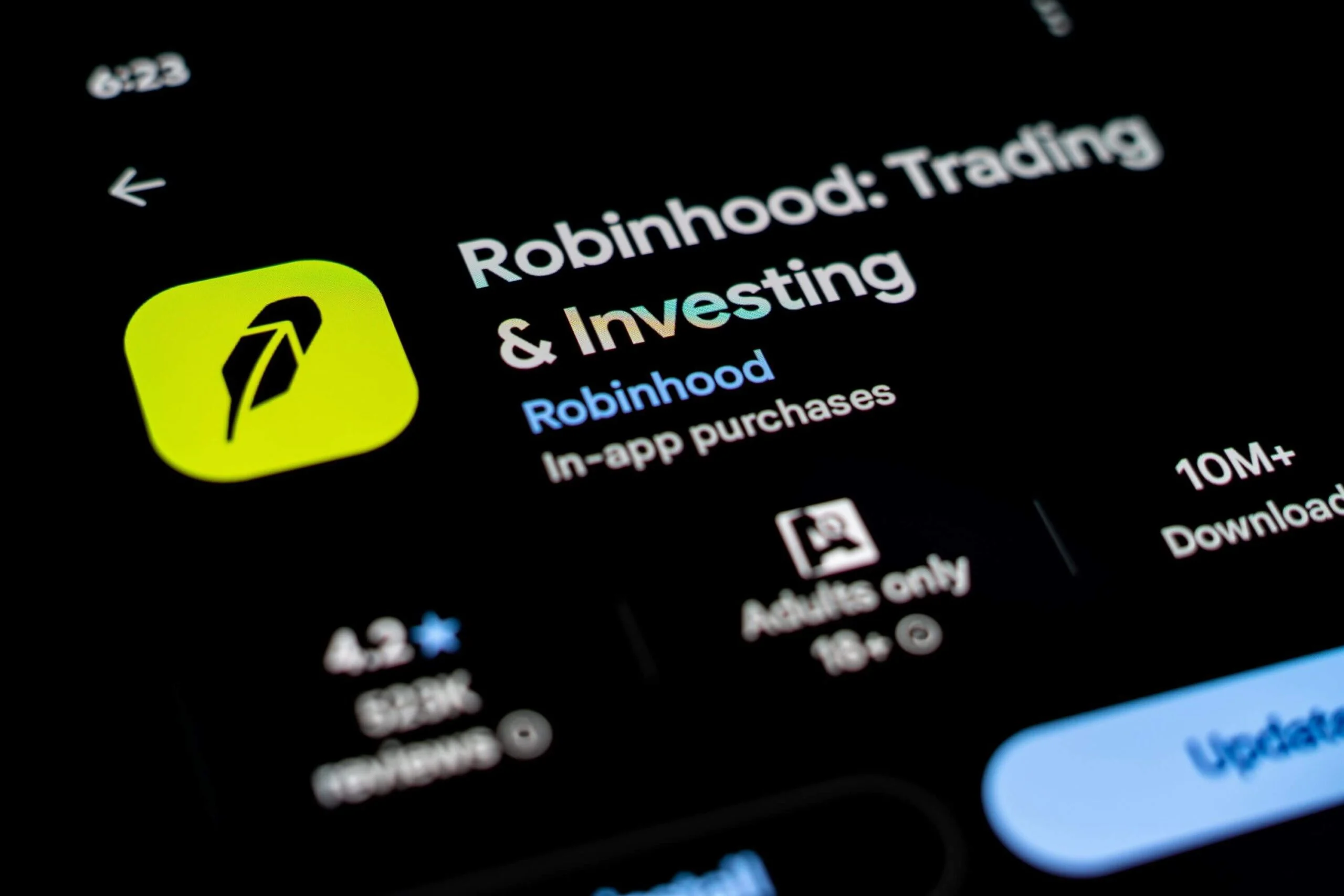 Robinhood (HOOD) Stock: AMC CEO’s Legal Threats Met with Defiant ‘Send Your Lawyers’ Response