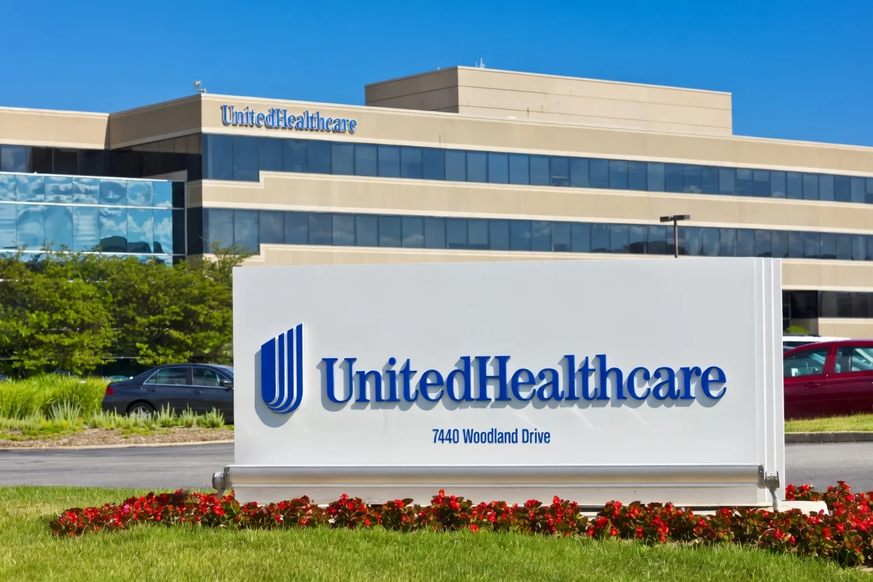 UnitedHealth (UNH) Stock Drops 5% as Analysts Maintain Bullish Outlook